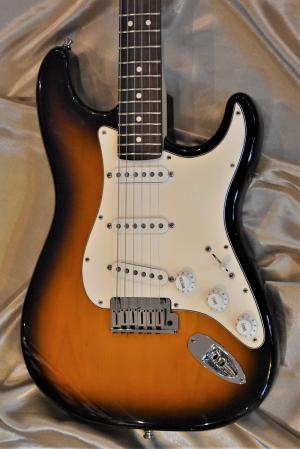 Fender - STRATOCASTER  SUNBURST  40 TH ANNIVERSARY 1994 
