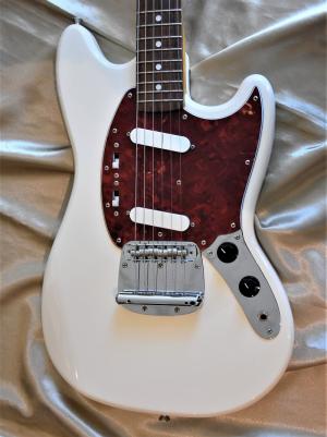 Fender - MUSTANG JAPAN OLYMPIC  WHITE année 1995 
