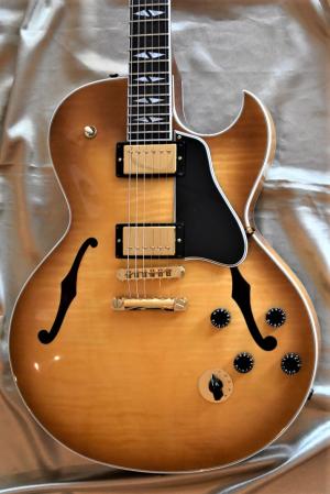 Gibson - ES 137 CUSTOM année 2005 
