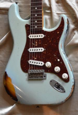 Fender - STRATOCASTER 63 HEAVY RELIC SONIC BLUE OVER SUNBURST     
