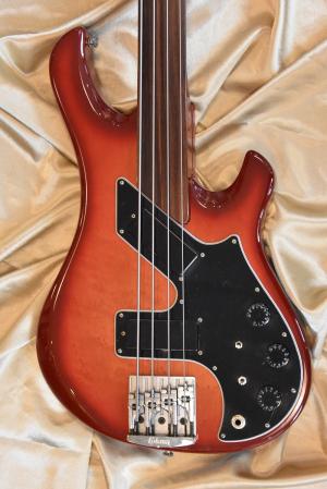 Gibson - VICTORY ARTIST BASS BIRELI LAGRENE 1981 
