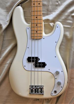 Fender - American -  
